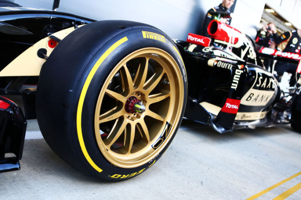 Name:  Lotus-E22-gives-18-inch-F1-tyres-at-Silverstone-test-2014-597x397.jpg
Views: 329
Size:  89.5 KB