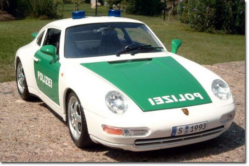 Polizei schleppt Porsche ab wegen goldenem Lack - illegal