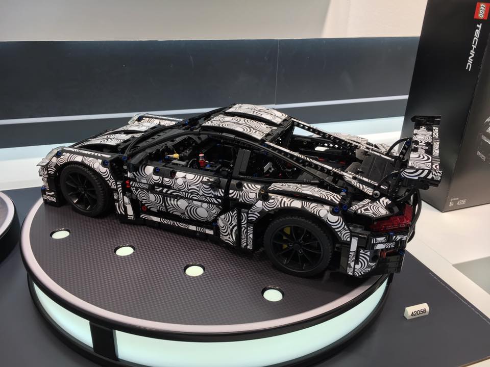 Lego Porsche 911 GT3 RS (42056) and Lego Porsche 911 RSR (42096) on  display. Both models look great. : r/lego