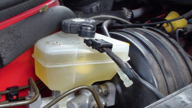 Porsche 928: How to Replace Brake Fluid Reservoir