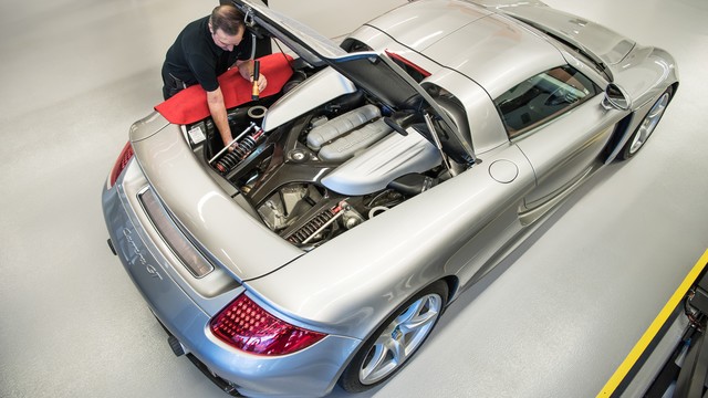 Porsche Academy Tears This Carrera GT Apart For Training