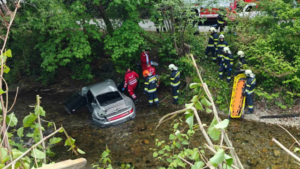 993 Porsche 911 Turbo Finds Its Way Off the Bridge, Into Water in Scary Crash