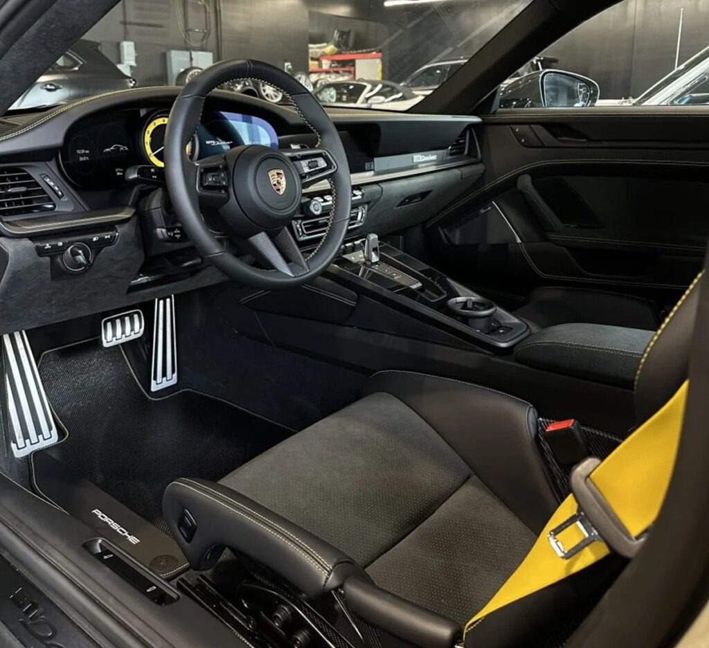 TOYZ autoart Porsche 911 Fans Can Grab a Matching 911 GT3 RS and 911 Dakar Set